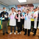 暖心迎新春-縣長關懷住院病童　歡樂跳跳馬提燈陪伴過新年