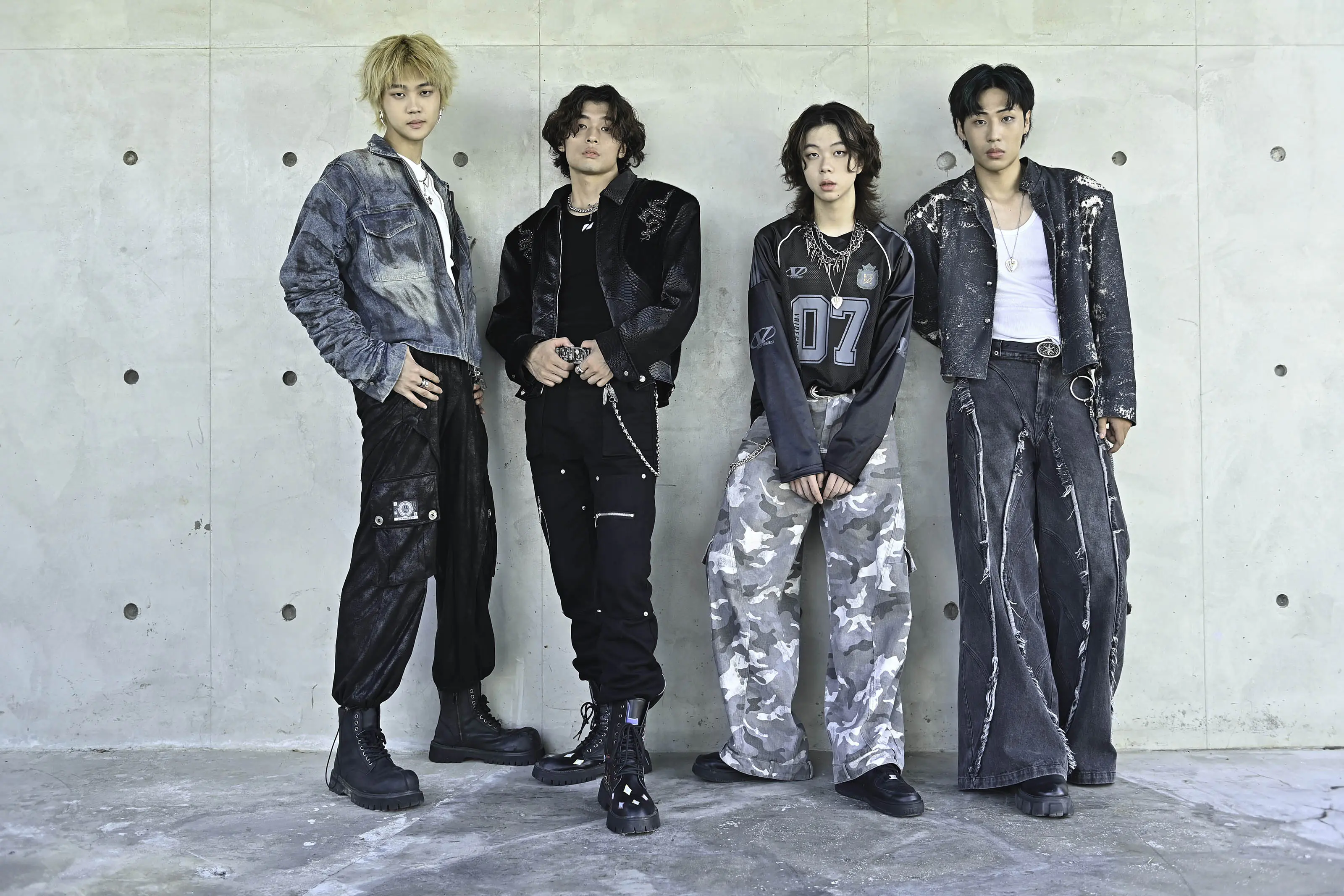 帕拉斯凌晨三點開工拍mv-不畏艷陽穿皮衣帥氣取景-汗流浹背完成