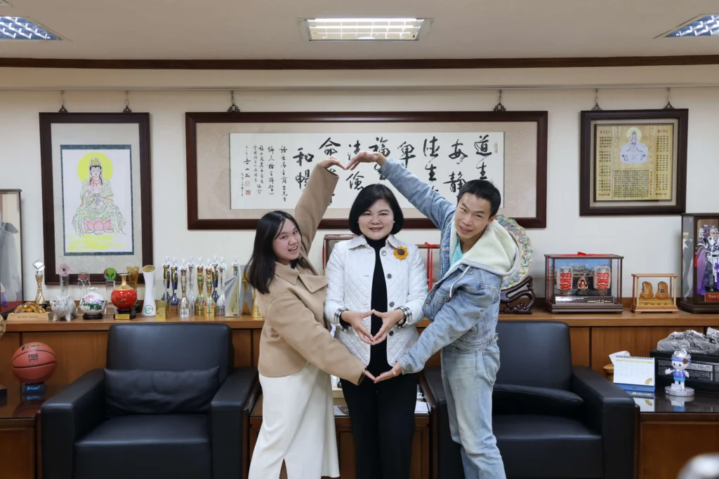 雲林縣單身聯誼喜傳佳音　兩對新人互許終身　-縣長張麗善親自頒贈50吋大電視祝福