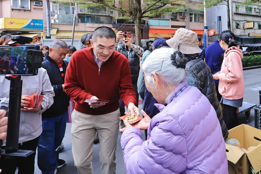謝國樑走訪信義、仁愛市場　發送「horse發生」紅包拜早年