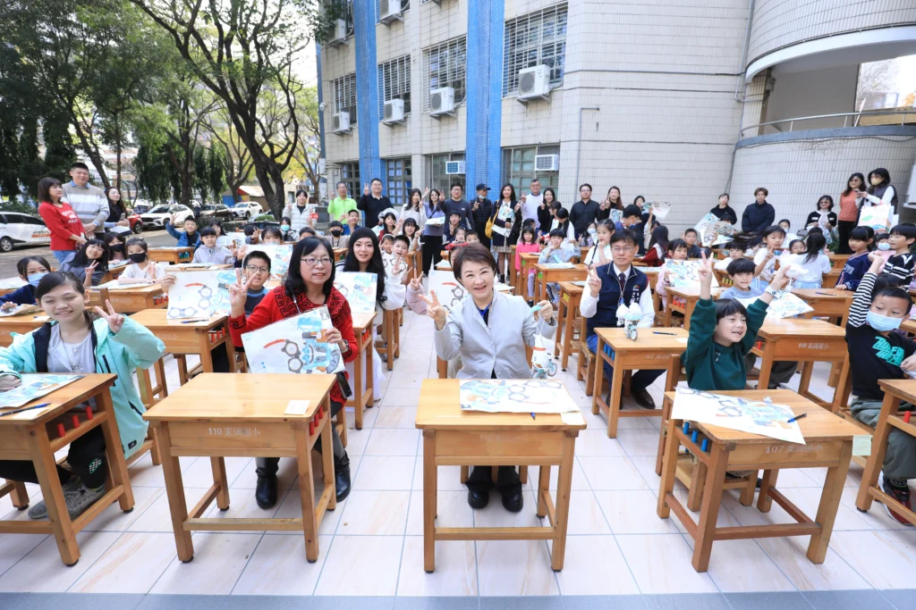市府自籌4.5億全面汰換15萬套國中小課桌椅！　盧市長親赴東興國小關心學生領用情形-阿公阿嬤也帶孫來領