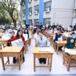 市府自籌4.5億全面汰換15萬套國中小課桌椅！　盧市長親赴東興國小關心學生領用情形-阿公阿嬤也帶孫來領