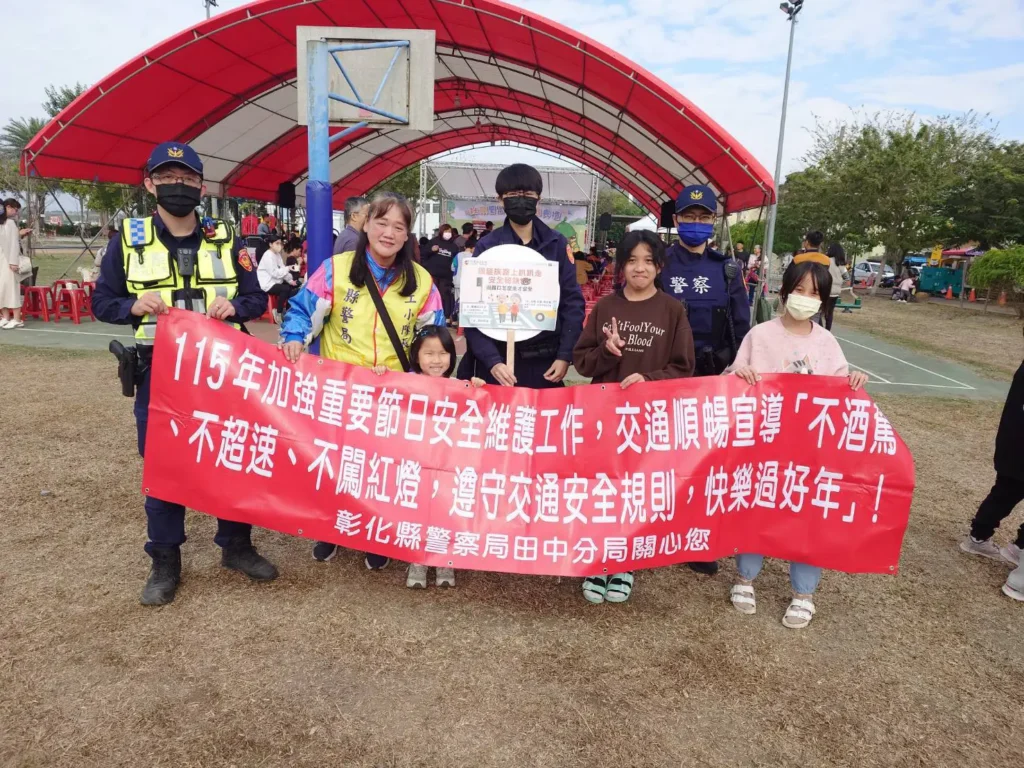 里樂公園童趣開箱　社頭警大手牽小手宣導交通平安