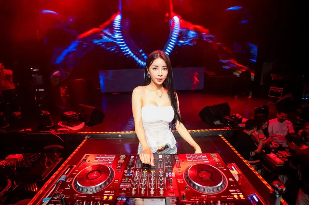 性感御姐-liya-不只台上放歌-dj-已升級娛樂產業幕後操盤手