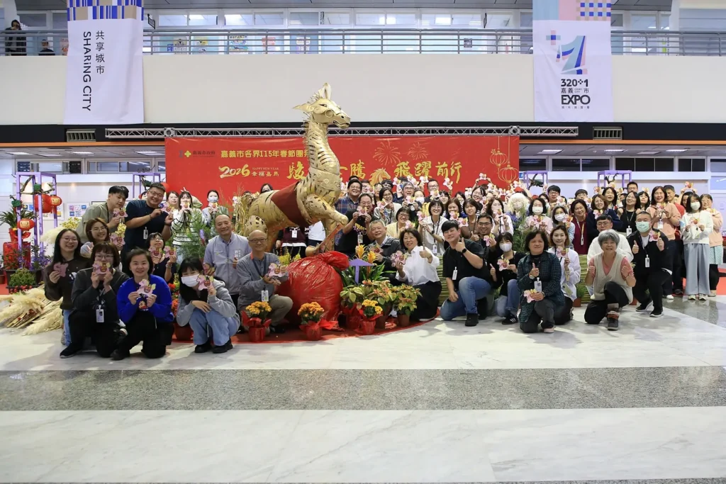 嘉義市長黃敏惠分送春節紅包　祝同仁馬年好運「上馬」、幸福「加碼」
