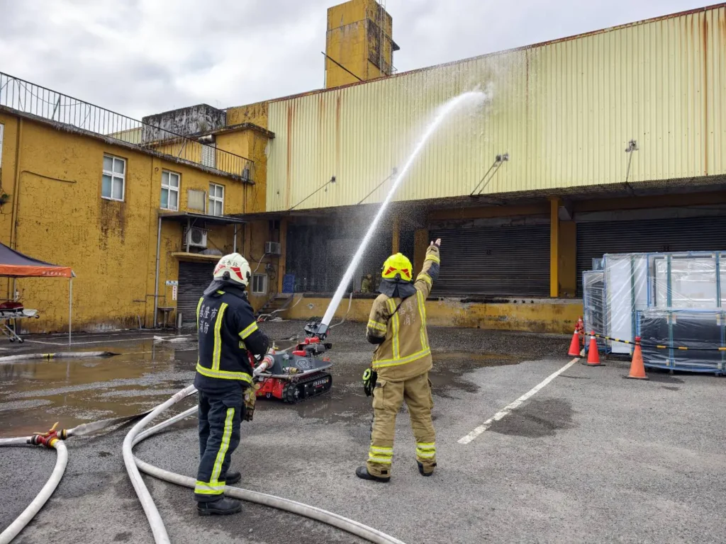 強化連假防火量能　基隆消防實兵演練大型倉儲火災搶救