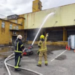 強化連假防火量能　基隆消防實兵演練大型倉儲火災搶救