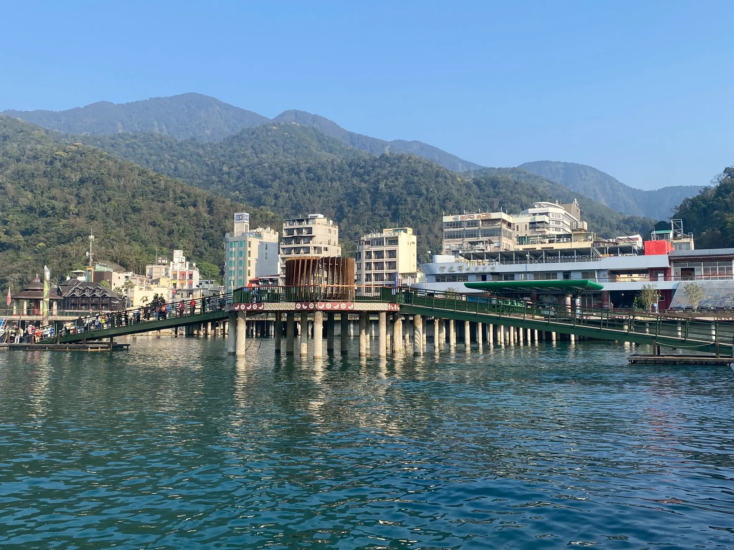 日月潭水位持續下降-日管處啟動首波碼頭應變措施：引橋防滑設施、保全引導確保安全