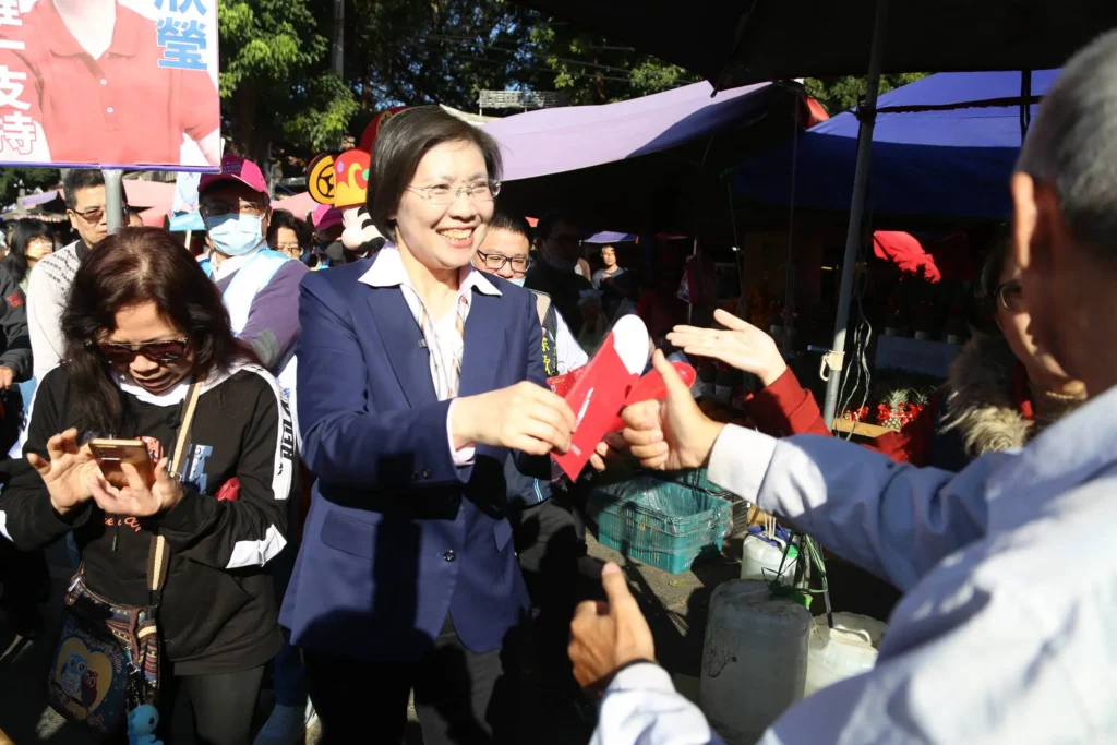 徐欣瑩小年夜前進竹東市場　鄉親高喊「客家人挺客家妹」