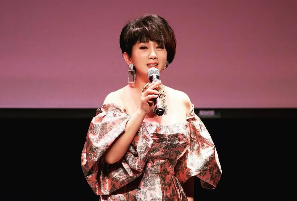 周思潔馬年出招-「最美長輩圖」曬s曲線旗袍照