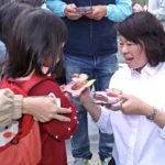 大年初二嘉義市走春人潮爆棚　黃敏惠發「粉紅超馬」小紅包沾喜氣