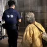 深夜寒風老翁路邊蜷睡　南門警即刻救援助返家