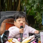 「玻璃娃娃」小雪　松菸街頭開唱　甜美嗓音吸引駐足　路人打賞鼓勵