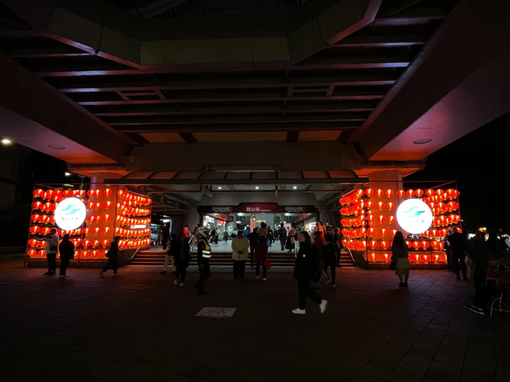 燈耀圓山、捷運迎春 圓山站化身科技感燈節打卡熱點