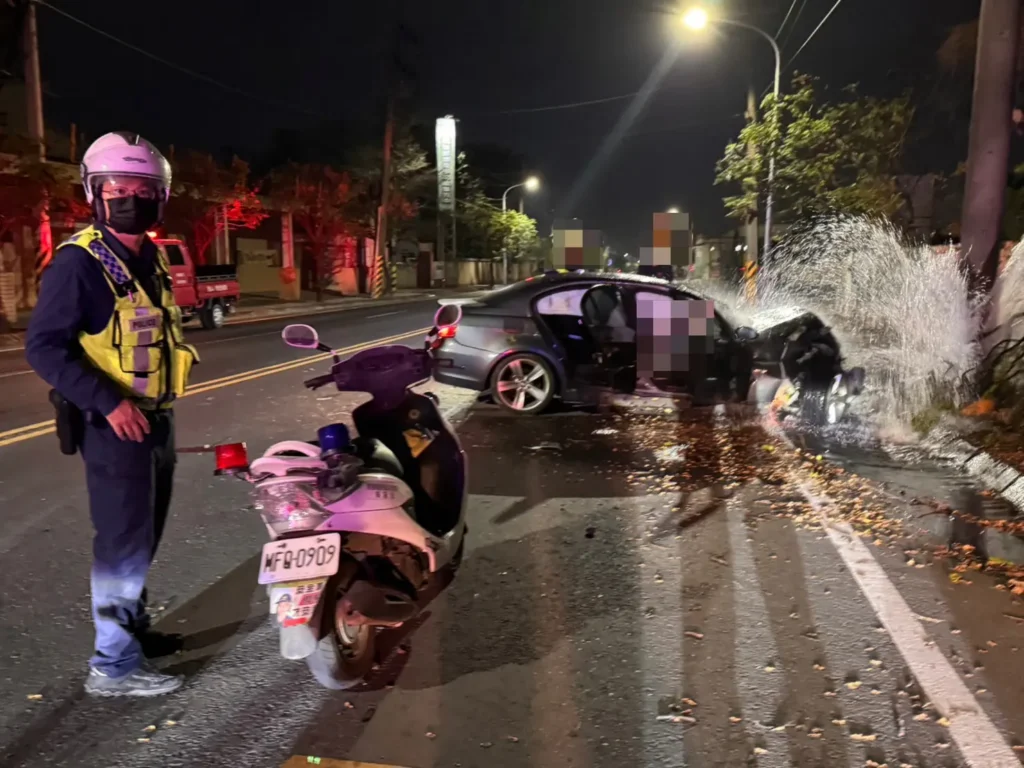 高雄自小客車自撞消防栓 釀1死2傷