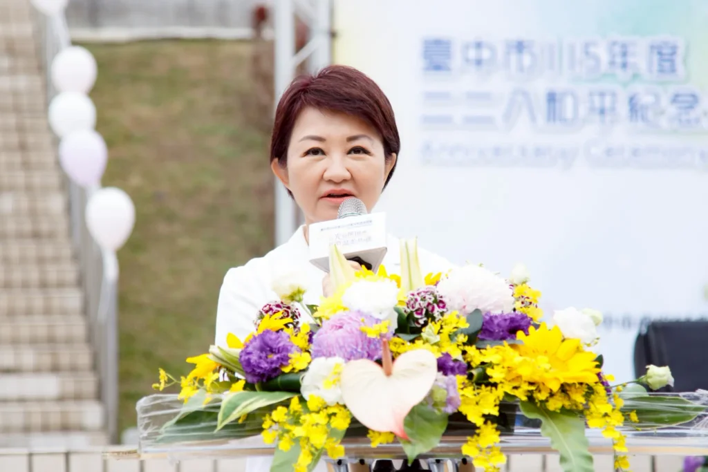 中市府舉辦「二二八事件79週年追思會」　盧市長任內第8度主持-獻百合祝福：讓愛與包容延續
