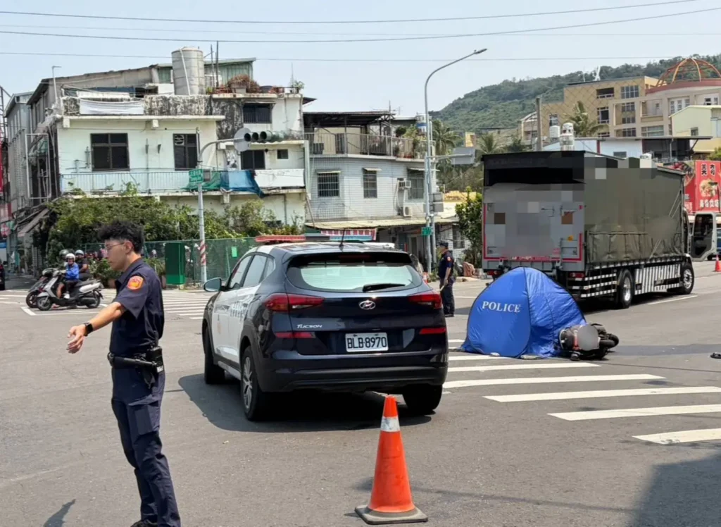 大貨車右轉擦撞機車 女騎士遭輾壓喪命 大貨車右轉擦撞機車 女騎士遭輾壓喪命