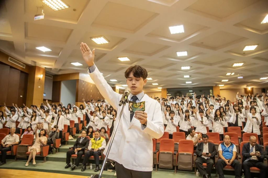 嘉藥勇奪「大學問、遠見」雙冠軍！-藥學系全台最夯