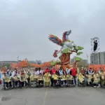 日照中心長輩走出戶外賞燈　風雨不減看燈熱情