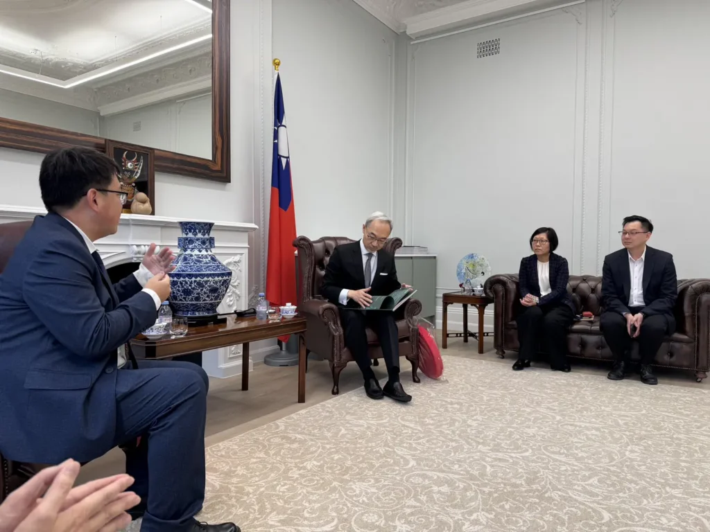 台中客語繪本《貓頭鳥》獲國際金獎　中市客委會拜會駐英代表處