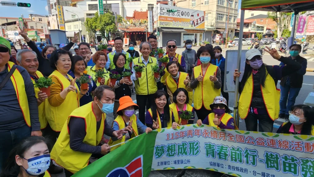 植樹節大家一起種樹減碳！埔里鎮公所前民眾大排長龍領樹苗、盆栽