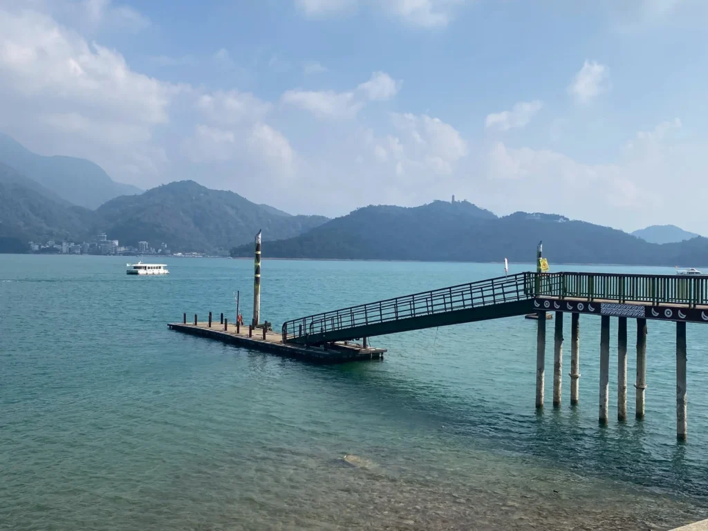 日月潭水位持續下降　日管處啟動朝霧碼頭浮排拖離作業　水位如跌破-740-公尺-不排除封閉碼頭暫停營運