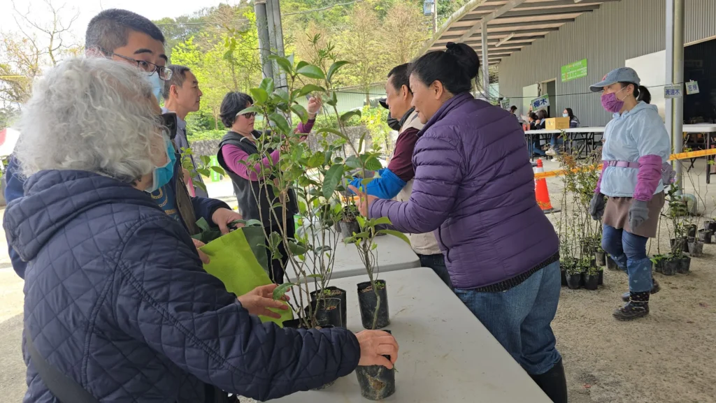 基隆「發票換樹苗」人氣爆棚 3509株苗木半日搶光