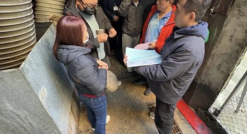 基隆廟口商圈側溝油污污染　環保局連兩日稽查開罰逾10萬元