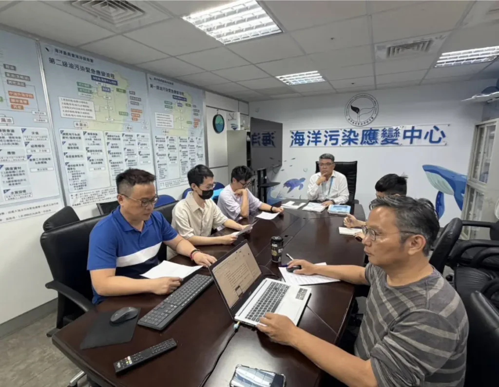 海軍s-70c副油箱誤觸落海-海保署緊急啟動科技監控與應變作業