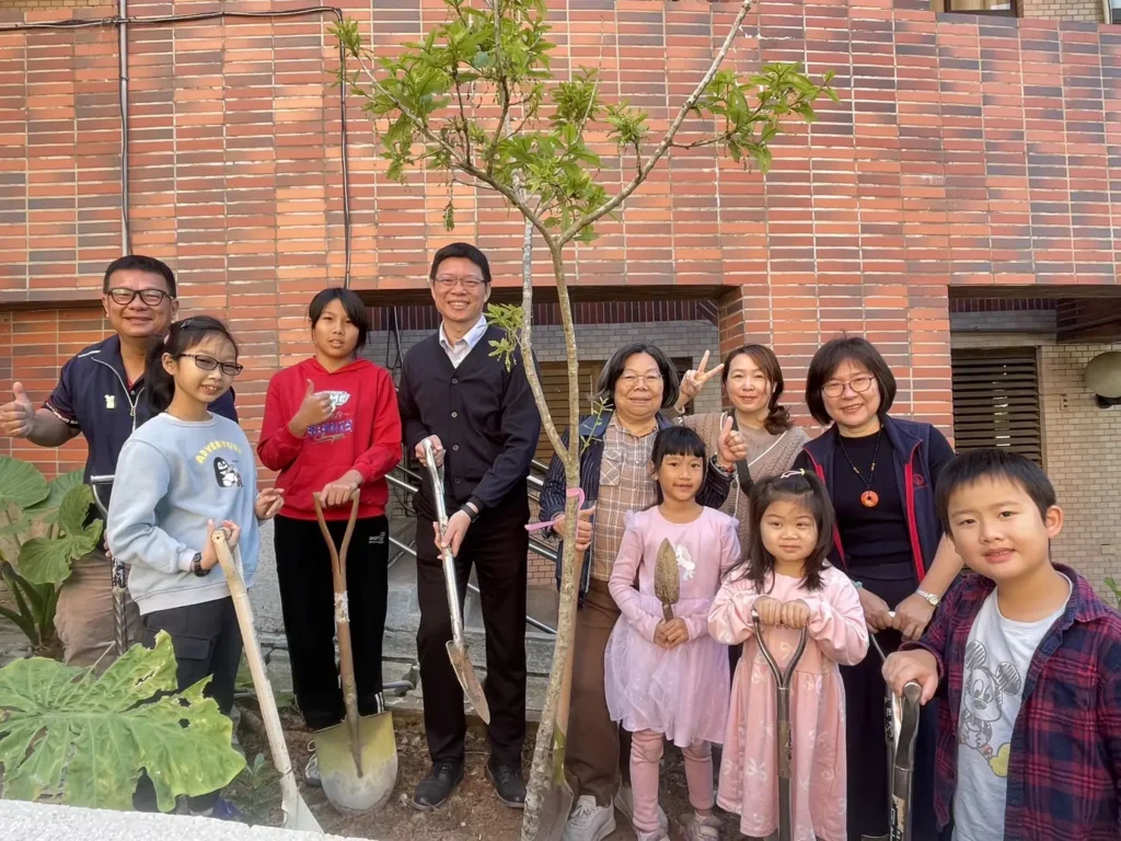 蘭潭國小植樹節種下臺灣原生樹　畢業生為母校留下綠色記憶