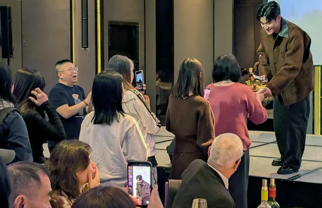 周興哲紅包雪片狂撒-猜拳拼獎金全場暴動-星空飛騰春酒嗨翻台北