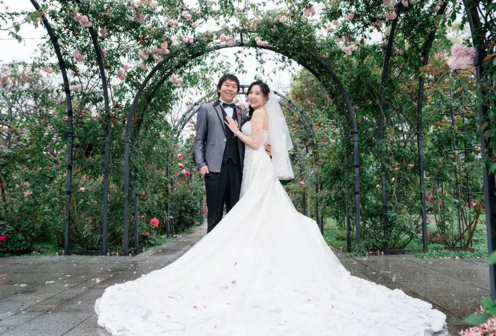 花博玫瑰園盛開 白色情人節巧扮紅娘牽起幸福