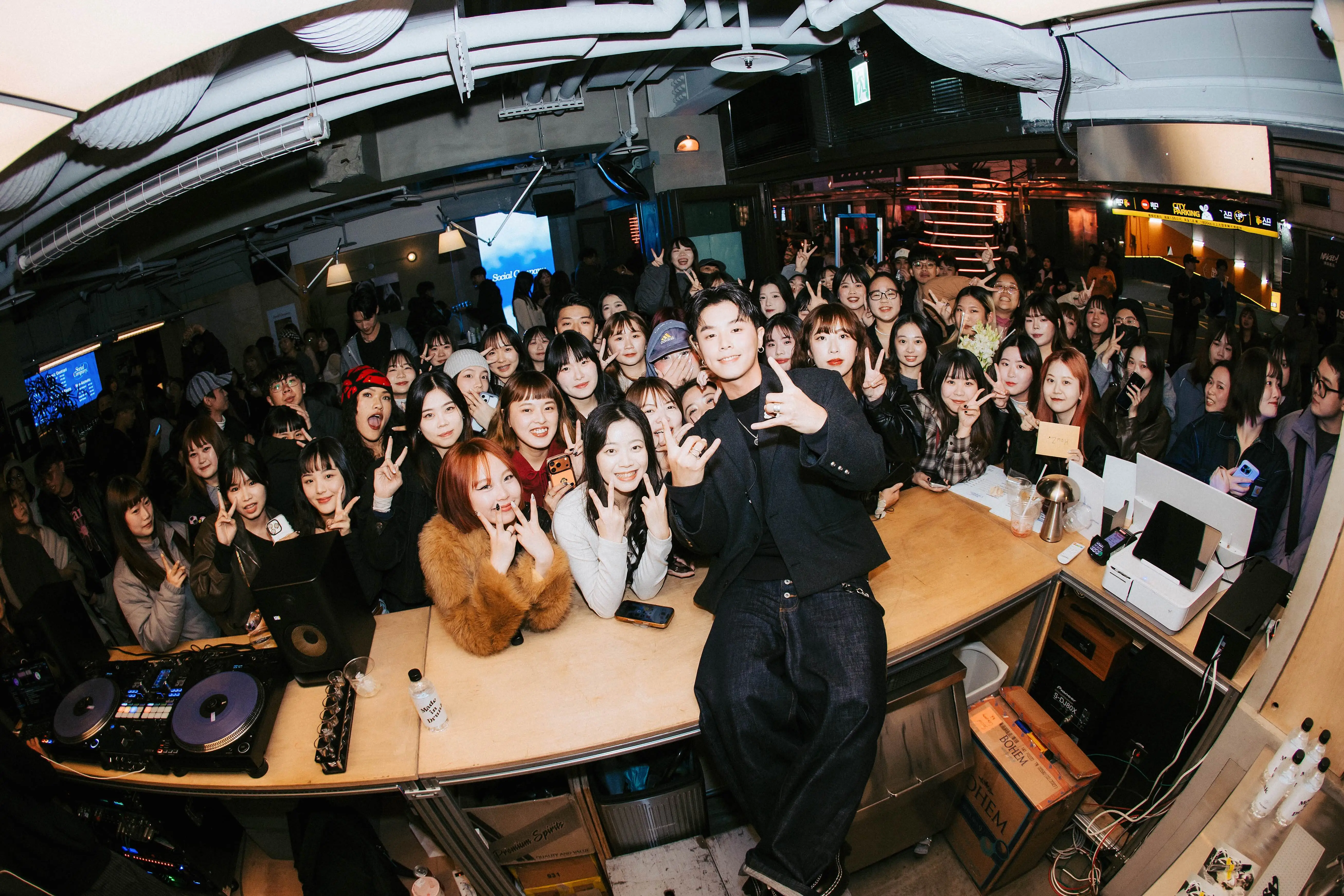 howz-攜專輯空降信義一級鬧區-親手調製香水加碼簽名現場送