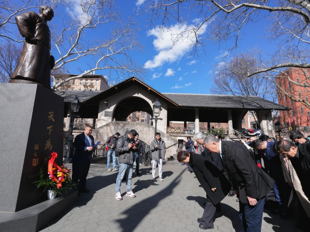 跨海致敬革命先賢！　盧市長訪問紐約中華公所-向國父銅像鞠躬獻花