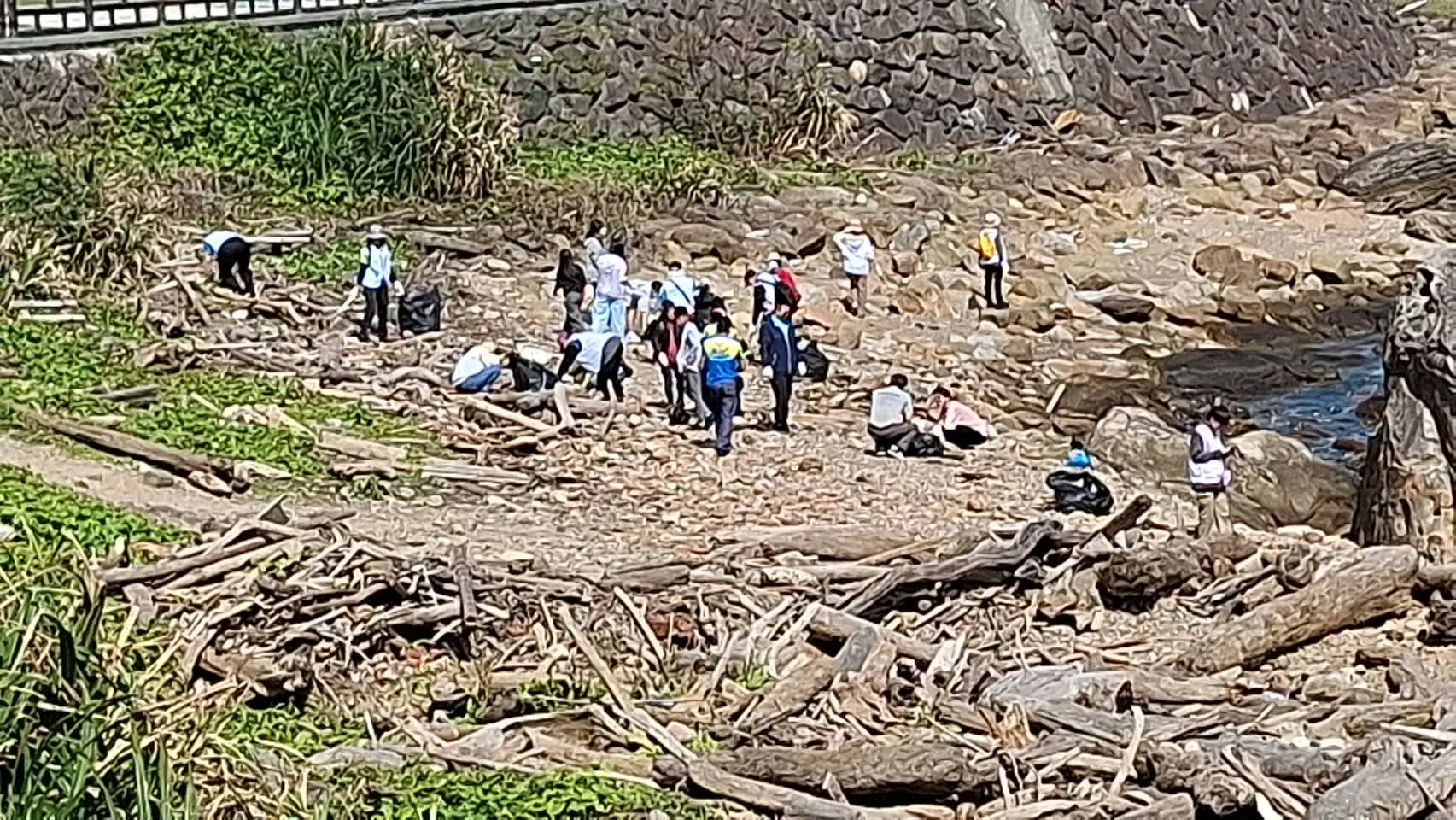 迎329青年節　基隆青年志工外木山淨灘　清出近300公斤垃圾守護海洋