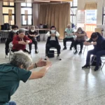 蘭陽仁愛之家c據點　長者隨著旋律動手、踏步、搖肩　笑聲和音樂一起跳躍