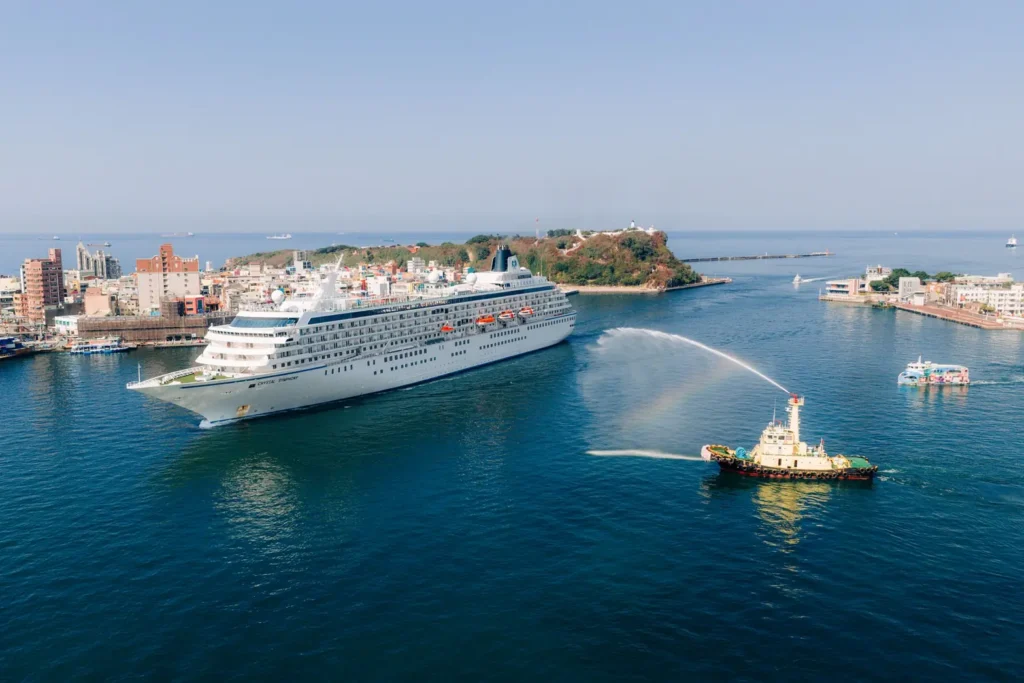 高雄港再迎國際郵輪新面孔　水晶郵輪「水晶合韻號」　首航高雄港