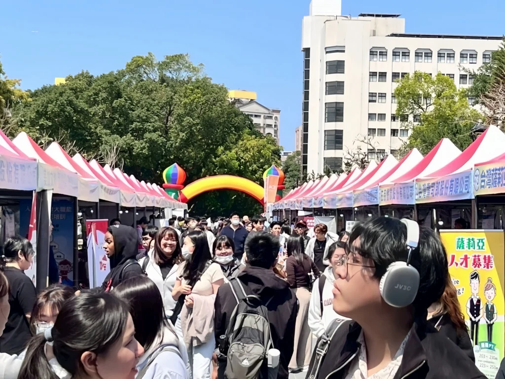 近百企業搶人才　新北校園就博會淡大首場開跑　初媒合率達51.4%