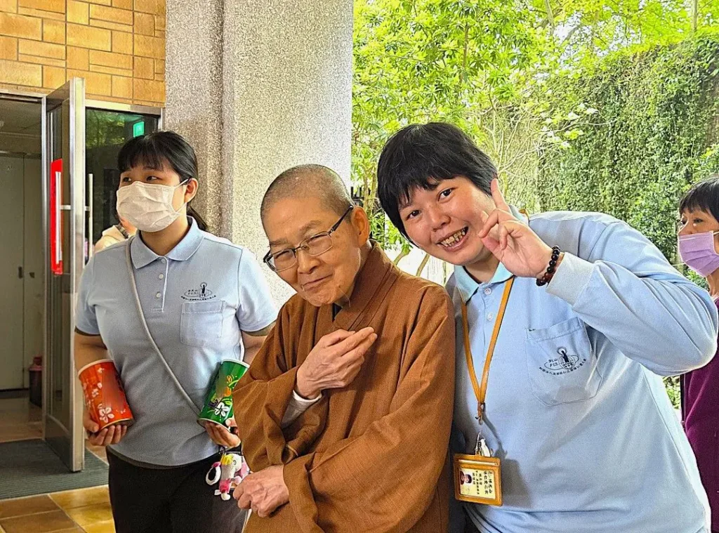 喜互惠行動車開進蘭陽仁愛之家　長者、同仁及義工們一起鬥鬧熱