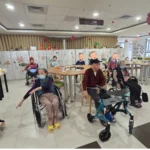 蘭陽仁愛之家長照中心社團活動伸展操時間 長者跟著節奏舒展心情