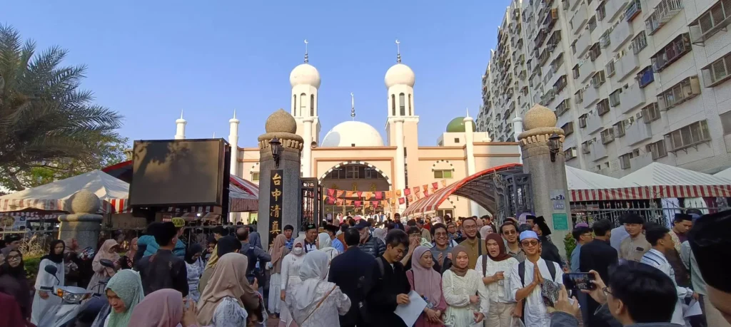 歡慶伊斯蘭開齋節 台中清真寺湧進3000名穆斯林同樂