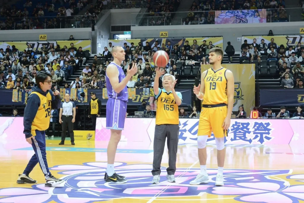 籃球場上詐の防守!警政署長開球傳遞反詐精神