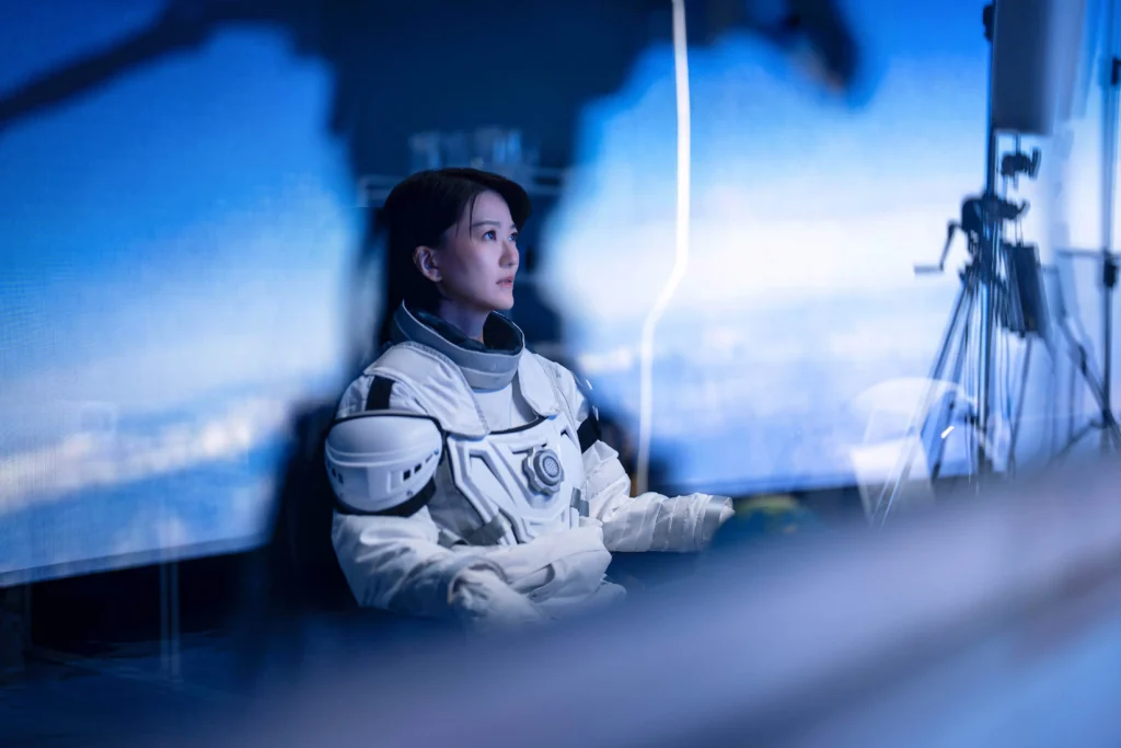 佳人奔月!蔡淳佳變身太空人 半年打造《兩個人間》 飛向月球寫愛情 佳人奔月!蔡淳佳變身太空人 半年打造《兩個人間》 飛向月球寫愛情