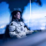 佳人奔月！蔡淳佳變身太空人　半年打造《兩個人間》  飛向月球寫愛情