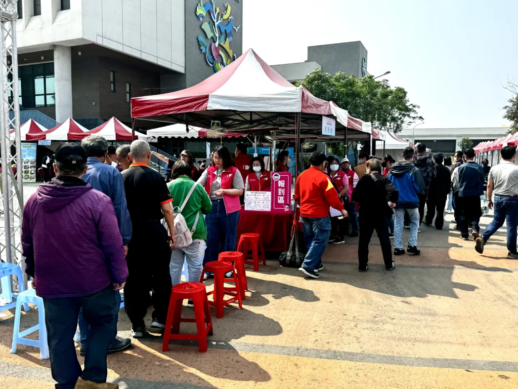 24家企業釋650職缺！新營聯合徵才吸引求職人潮　最高薪資上看65K