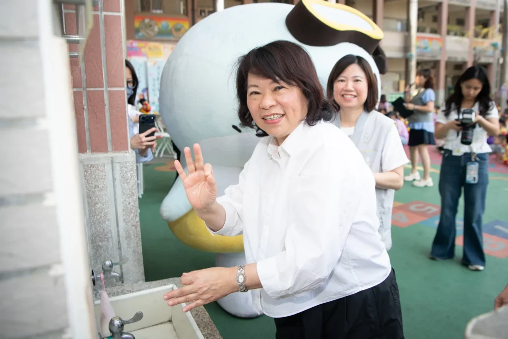 防堵腸病毒入侵校園　饗賓集團、耐斯企業捐洗手乳　黃敏惠示範正確洗手