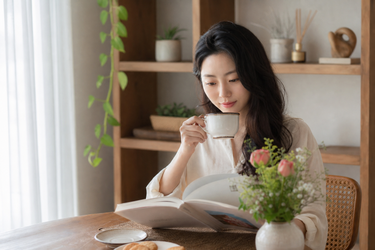 韓系透亮裸妝懶人攻略！彩妝師親授5個關鍵技巧，素顏感妝容10分鐘輕鬆完成