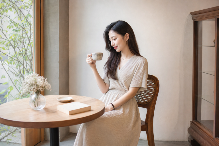 顯瘦又顯高！小個子、微肉女孩必學的懶人穿搭公式，一件洋裝輕鬆穿出黃金比例