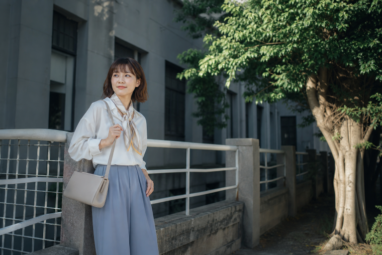 職場穿搭不撞款！5種「百搭色＋配件」組合公式，讓簡單素色造型瞬間有個人風格