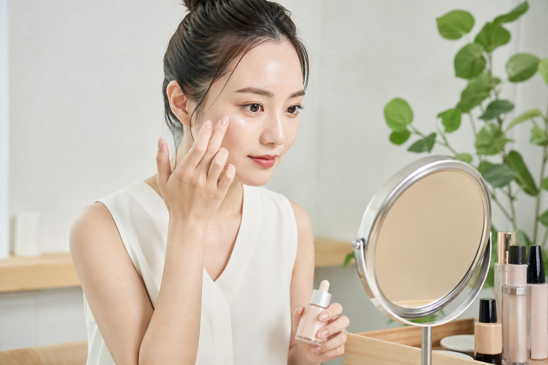 水光妝只靠粉底液根本不夠！韓妞私下愛用的3種「液態感」打亮技巧